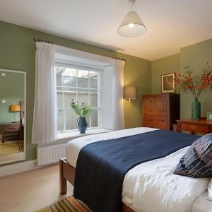 Spectacular 2 Bedroom Apartment With Sunny Garden & Terrace